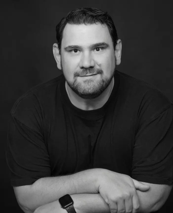Black and white portrait of Paulo Veloso with arms crossed